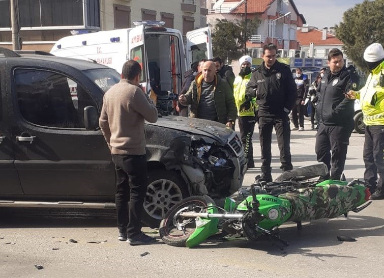 Balıkesir’in Ayvalık ilçesinde bir motosiklet ile ticari aracın çarpıştığı kazada 2 kişi yaralandı. Edinilen bilgiye göre, Ayvalık’ın ...