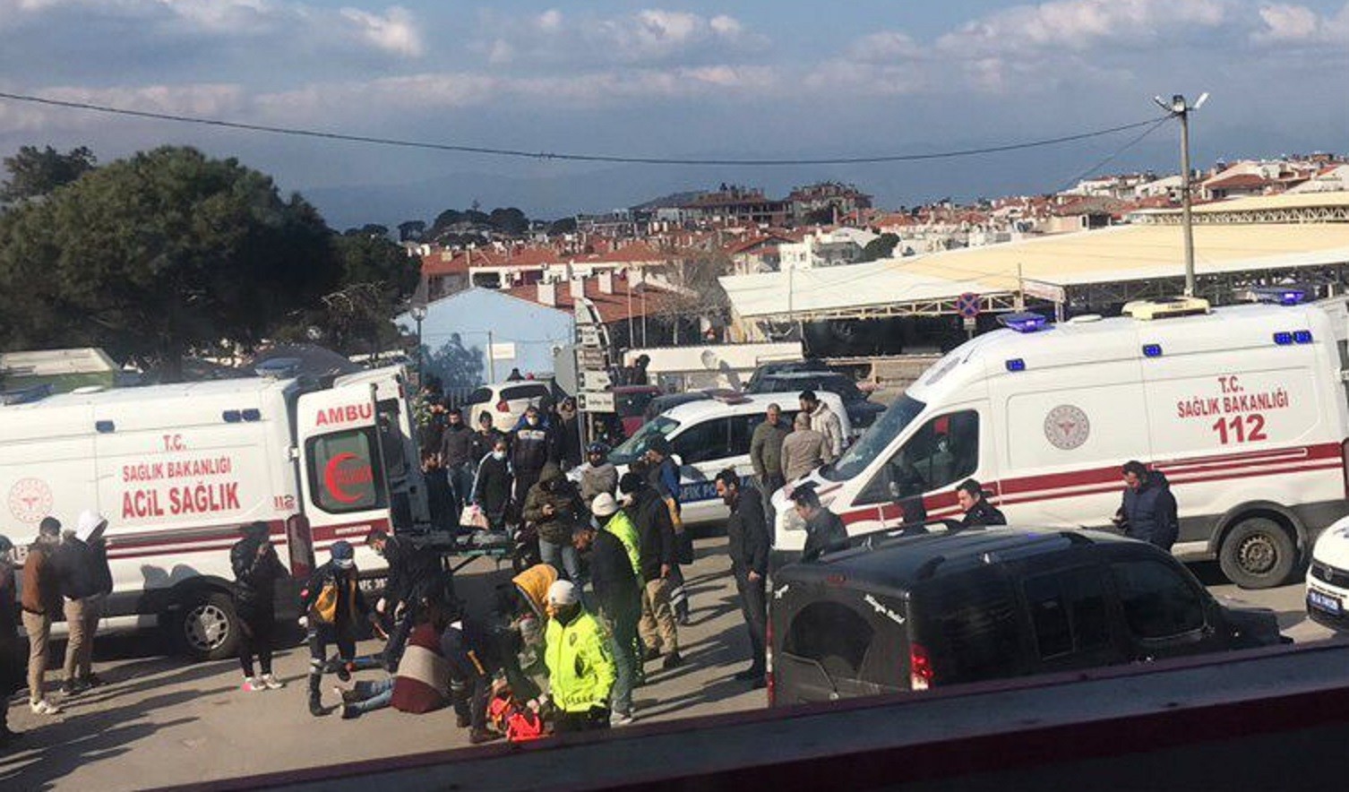 Balıkesir’in Ayvalık ilçesinde bir motosiklet ile ticari aracın çarpıştığı kazada 2 kişi yaralandı. Edinilen bilgiye göre, Ayvalık’ın ...