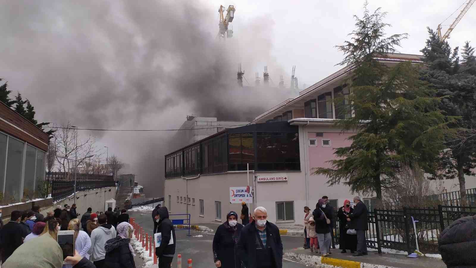 Bağcılar Eğitim ve Araştırma Hastanesi’nin inşaat halindeki ek binasında çıkan yangın paniğe neden oldu. Yangın nedeniyle hastanenin çevresini ...