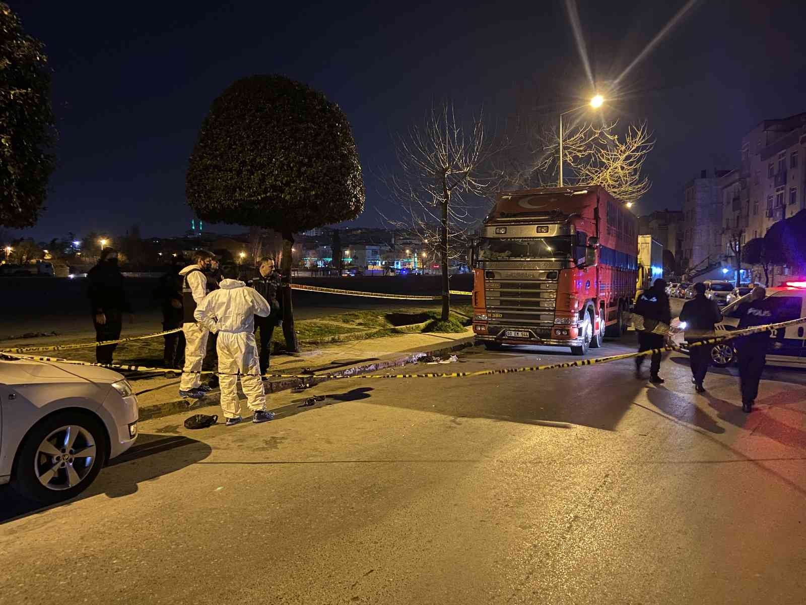 Bağcılar’da sokak ortasında komşusunu öldüren şahıs, eve gelerek önce eşini öldürdü ardından da intihar etti. Eşi ve komşusunu öldüren şahıs ağır ...