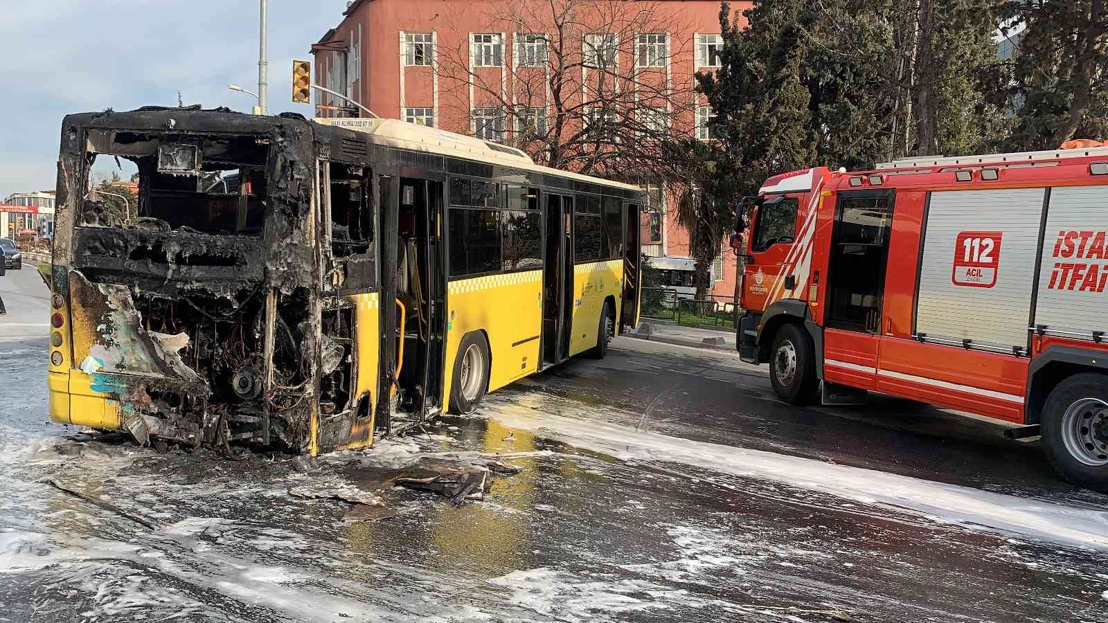 Bağcılar’da seyir halindeki İETT otobüsü motor kısmından tutuşarak alev alev yandı. İtfaiye ekiplerinin müdahalesiyle yangın söndürüldü. Yangın ...
