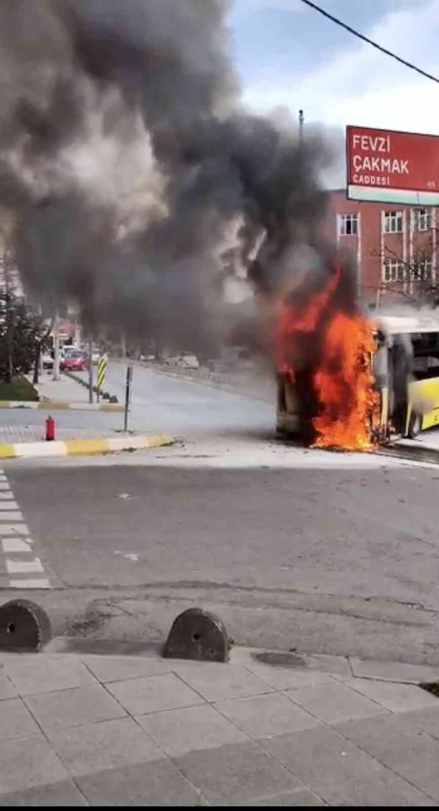 Bağcılar’da seyir halindeki İETT otobüsü motor kısmından tutuşarak alev alev yandı. İtfaiye ekiplerinin müdahalesiyle yangın söndürüldü. Yangın ...