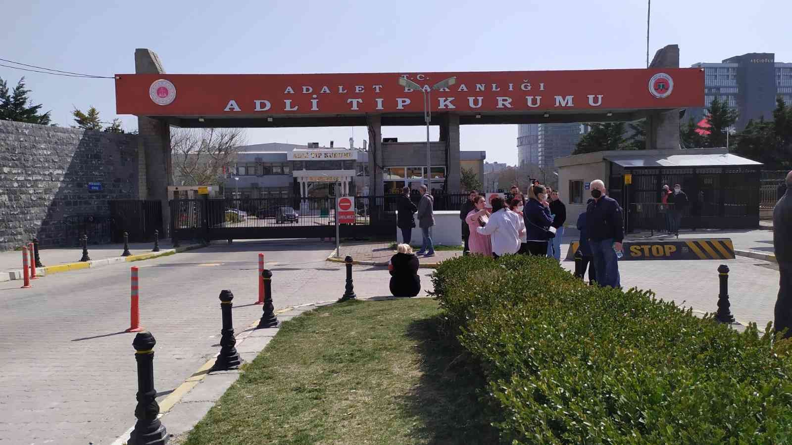 Bağcılar’da sokak ortasında komşusunu öldüren şahıs, eve gelerek eşini öldürüp intihar etmişti. Eşi tarafından öldürülen kadının cenazesi Adli ...