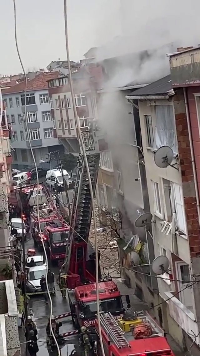 Bağcılar’da 3 katlı bir binada çıkan yangın paniğe neden olurken, 70 yaşındaki Davut Yılmaz hayatını kaybetti. Olay, Bağcılar Kirazlı Mahallesi ...