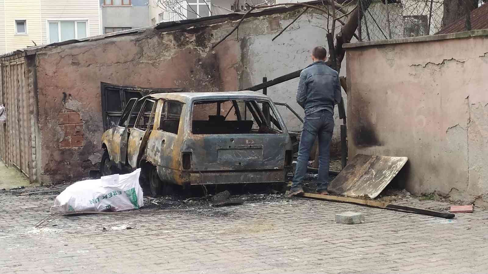 Bağcılar’da park halindeki bir otomobil henüz bilinmeyen bir nedenle yanmaya başladı. Vatandaşların alev topuna dönen araçtan, kıvılcımlar ...