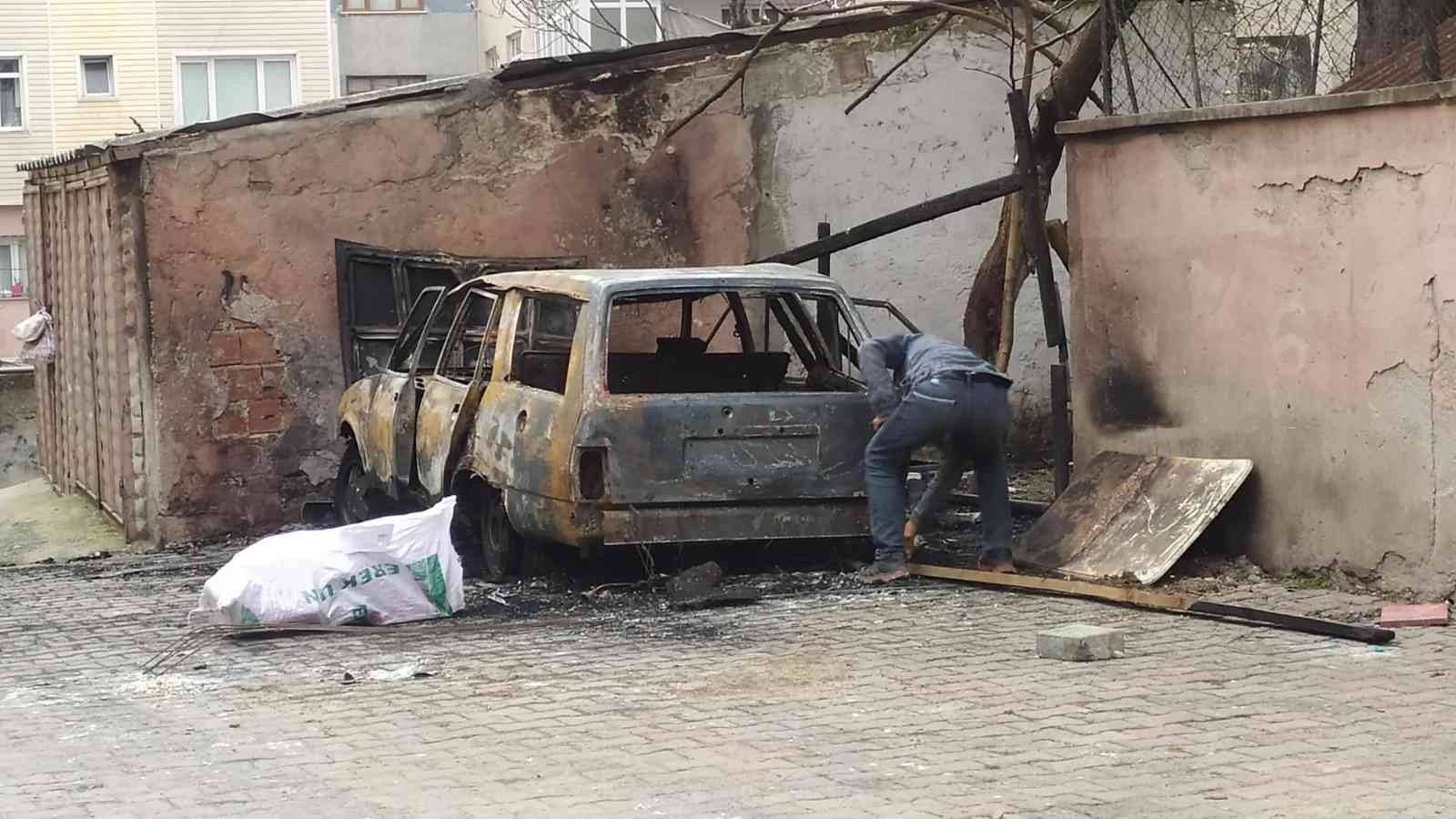 Bağcılar’da park halindeki bir otomobil henüz bilinmeyen bir nedenle yanmaya başladı. Vatandaşların alev topuna dönen araçtan, kıvılcımlar ...