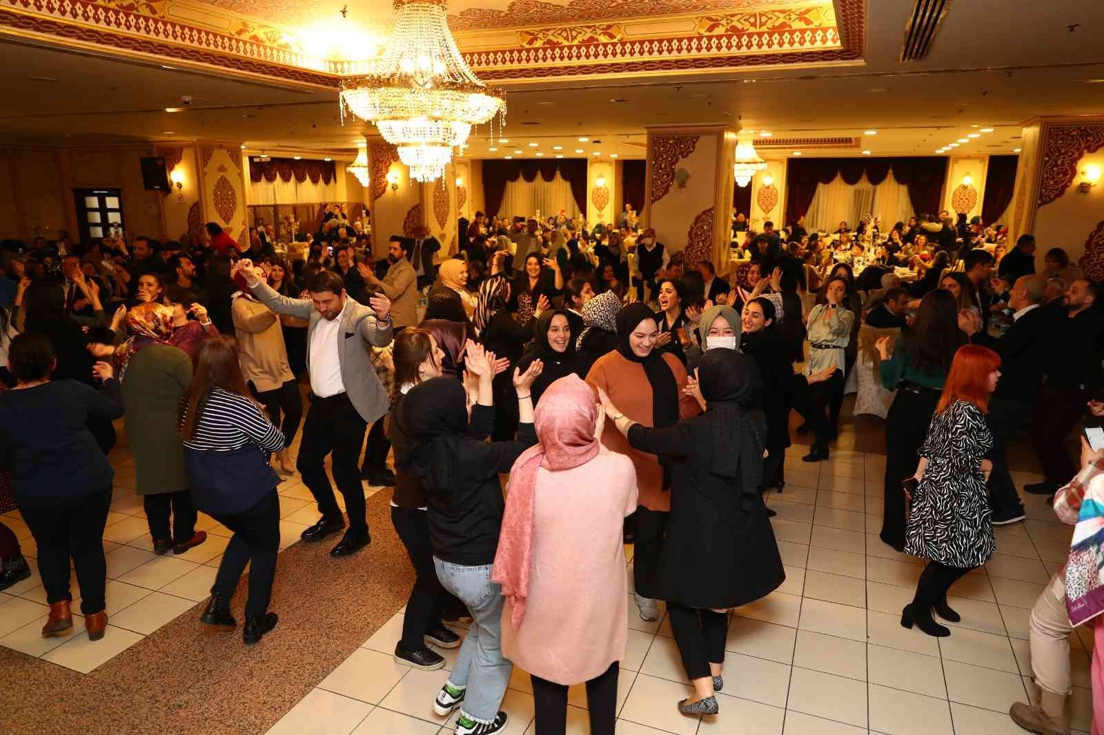 Bağcılar Belediyesi, 14 Mart Tıp Bayramı dolayısıyla ilçede görev yapan sağlık çalışanları ile ailelerini yemekte ağırladı. Salgınla mücadelede ...