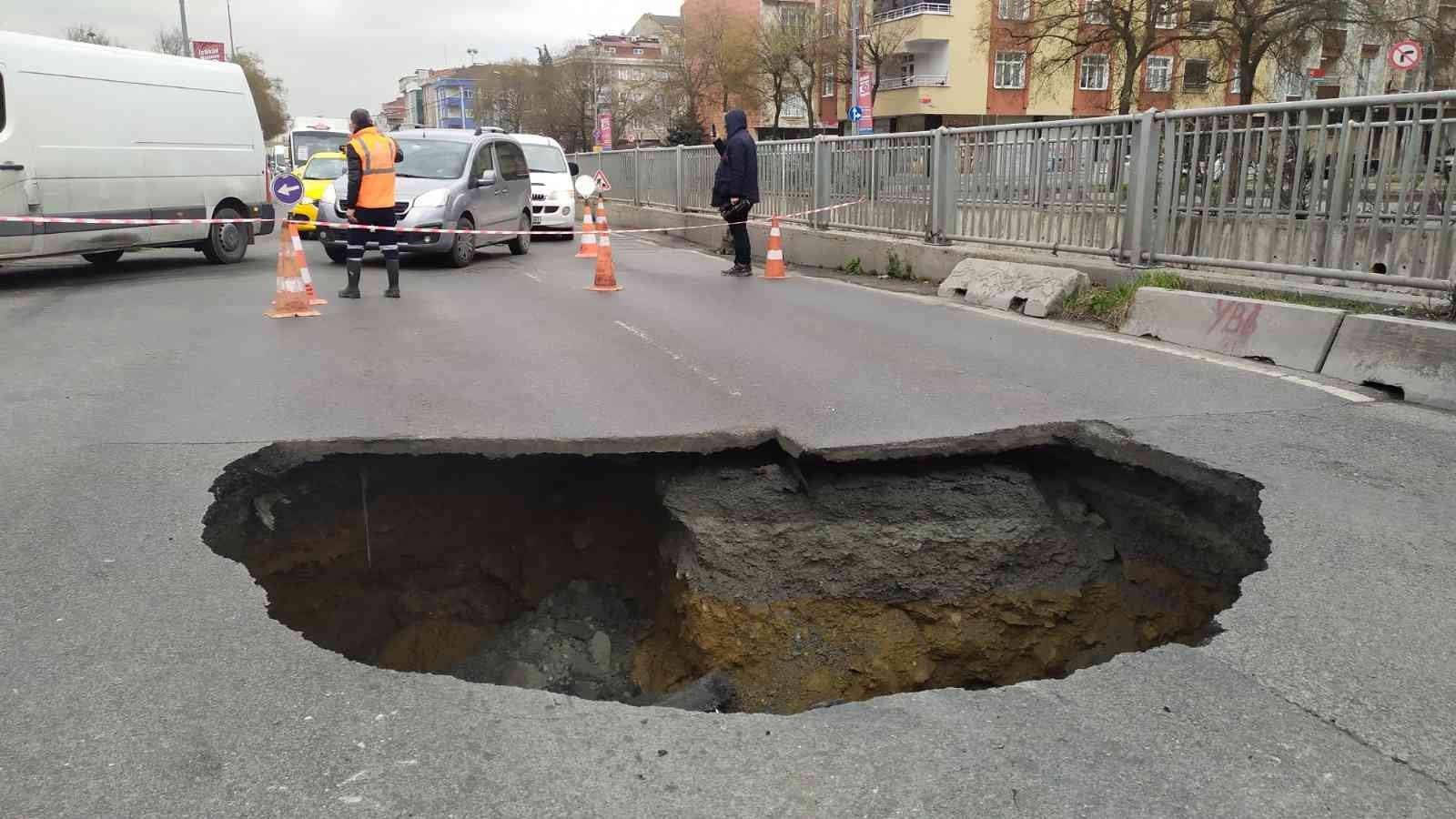 Bağcılar’da yolda çökme meydana geldi. 3 metrelik çukurun oluştuğu cadde, trafiğe kapatıldı Olay, 10.30 sıralarında Bağcılar Molla Gürani ...