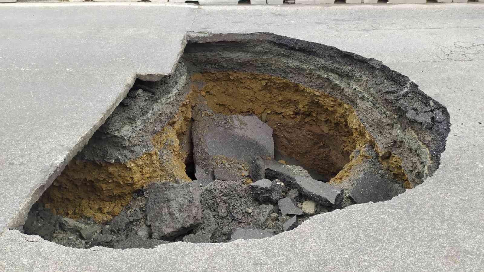 Bağcılar’da yolda çökme meydana geldi. 3 metrelik çukurun oluştuğu cadde, trafiğe kapatıldı Olay, 10.30 sıralarında Bağcılar Molla Gürani ...