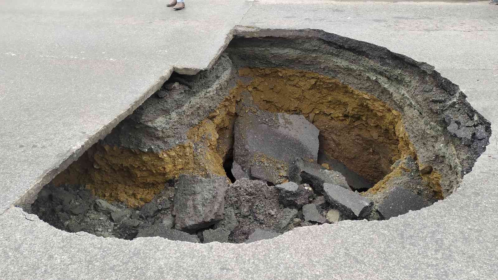 Bağcılar’da yolda çökme meydana geldi. 3 metrelik çukurun oluştuğu cadde, trafiğe kapatıldı Olay, 10.30 sıralarında Bağcılar Molla Gürani ...