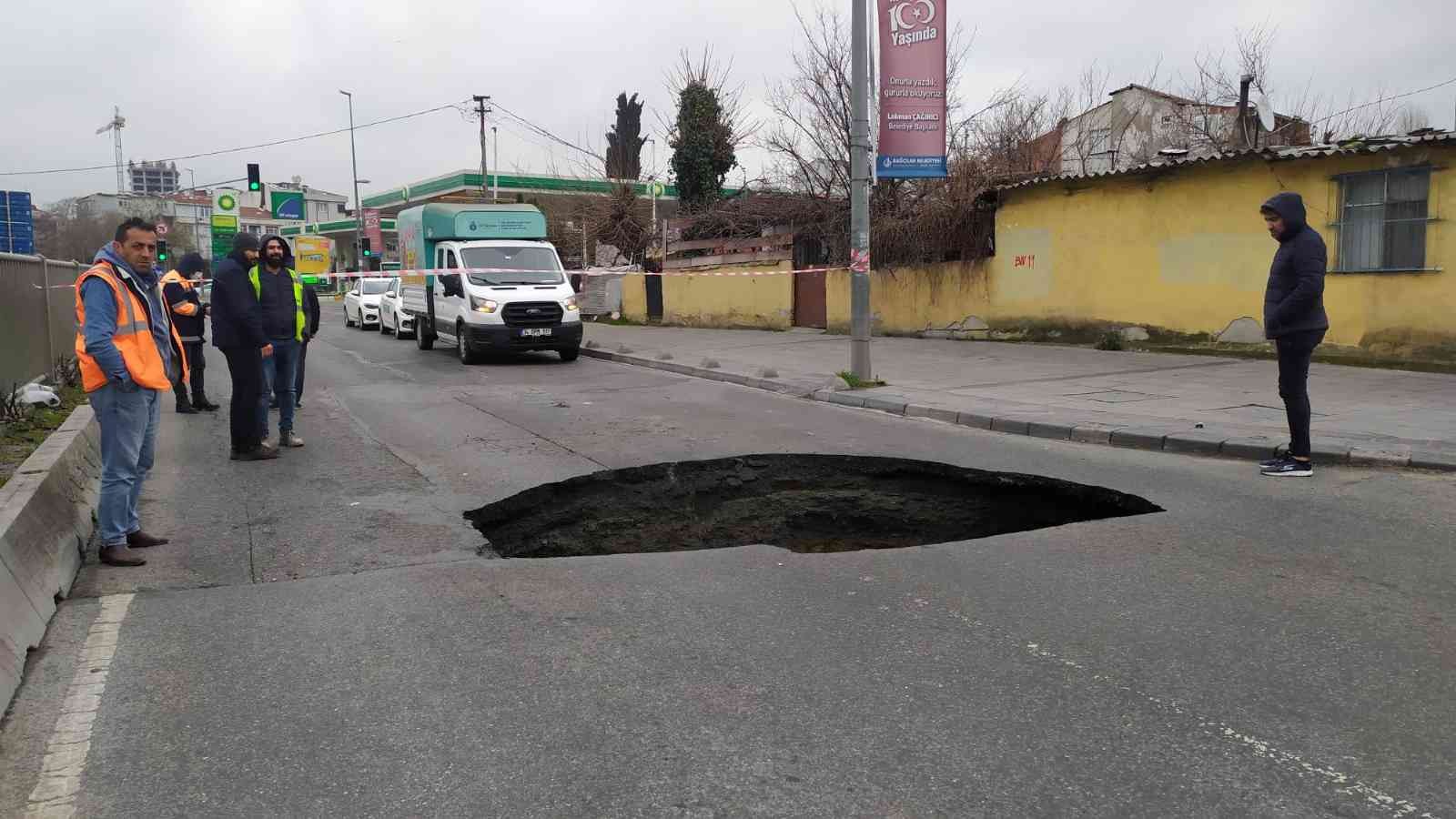 Bağcılar’da yolda çökme meydana geldi. 3 metrelik çukurun oluştuğu cadde, trafiğe kapatıldı Olay, 10.30 sıralarında Bağcılar Molla Gürani ...