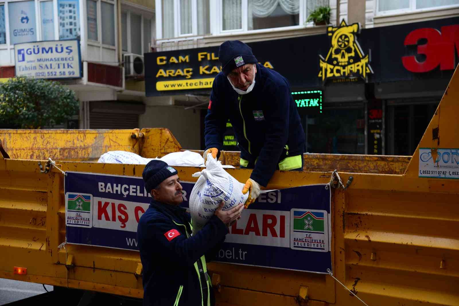 Bahçelievler Belediyesi, Meteoroloji Genel Müdürlüğü’nün kar yağışına ilişkin uyarıları ardından olumsuzluklara karşı hazırlıkları tamamladı ...