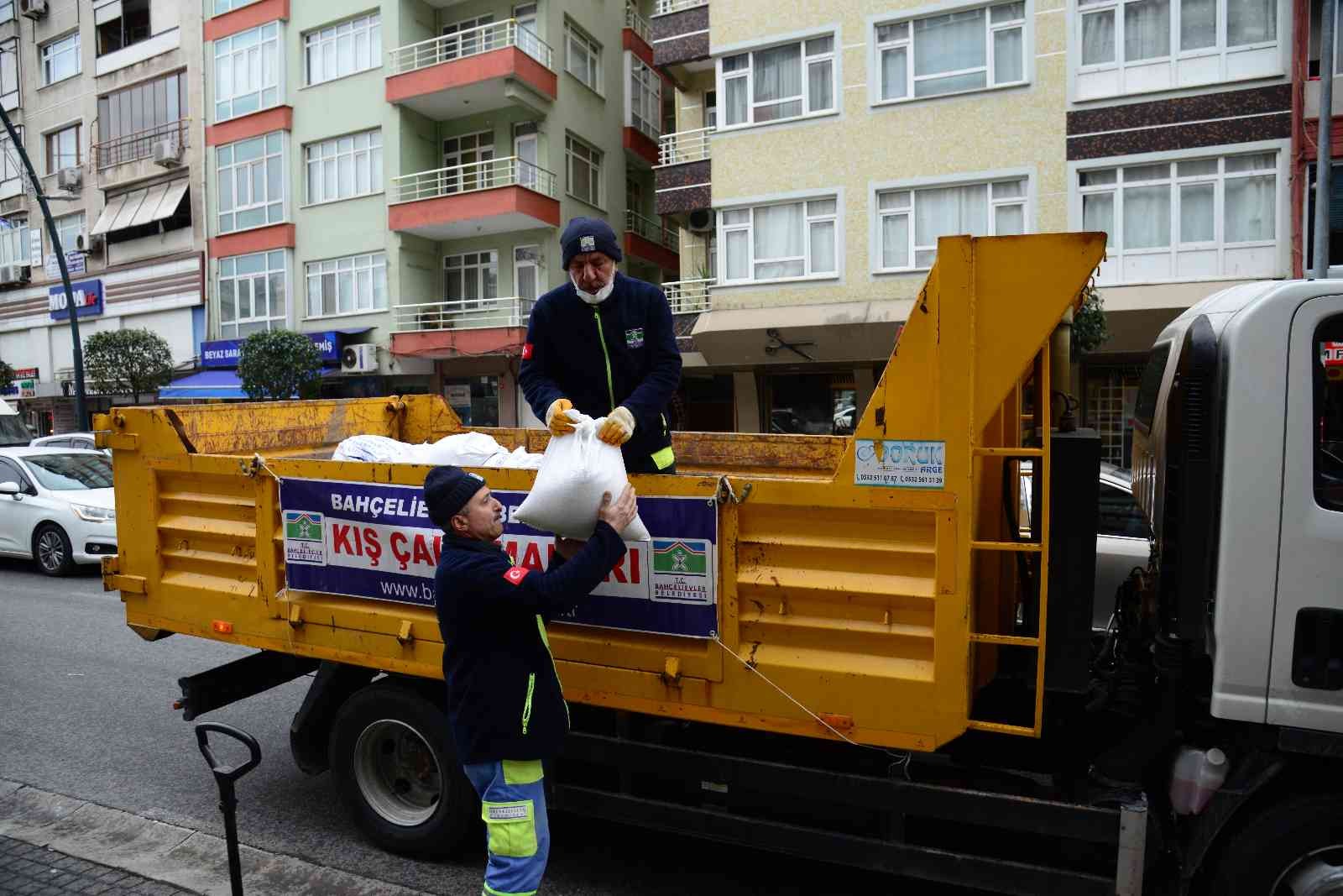 Bahçelievler Belediyesi, Meteoroloji Genel Müdürlüğü’nün kar yağışına ilişkin uyarıları ardından olumsuzluklara karşı hazırlıkları tamamladı ...