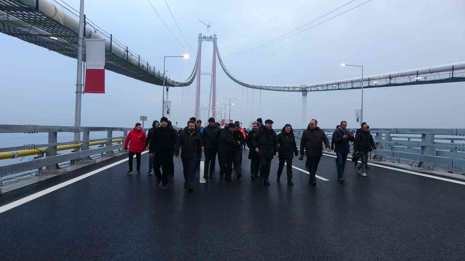 Ulaştırma ve Altyapı Bakanı Adil Karaismailoğlu, gün doğumunda 1915 Çanakkale Köprüsü üzerinden yürüyerek Avrupa’dan Asya’ya geçti. 18 Mart ...