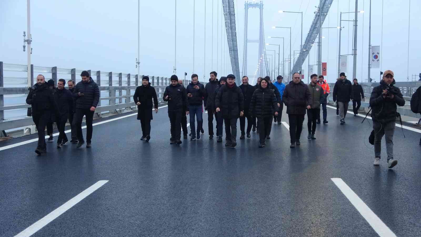 Ulaştırma ve Altyapı Bakanı Adil Karaismailoğlu, gün doğumunda 1915 Çanakkale Köprüsü üzerinden yürüyerek Avrupa’dan Asya’ya geçti. 18 Mart ...