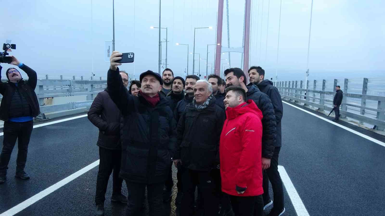 Ulaştırma ve Altyapı Bakanı Adil Karaismailoğlu, gün doğumunda 1915 Çanakkale Köprüsü üzerinden yürüyerek Avrupa’dan Asya’ya geçti. 18 Mart ...