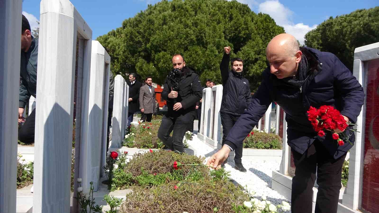 Ulaştırma ve Altyapı Bakanı Adil Karaismailoğlu, Şehitler Abidesi’ni ziyaret edip, temsili şehit mezarlıklarına karanfil bıraktı. Ulaştırma ve ...