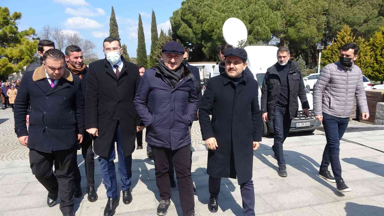 Ulaştırma ve Altyapı Bakanı Adil Karaismailoğlu, Şehitler Abidesi’ni ziyaret edip, temsili şehit mezarlıklarına karanfil bıraktı. Ulaştırma ve ...