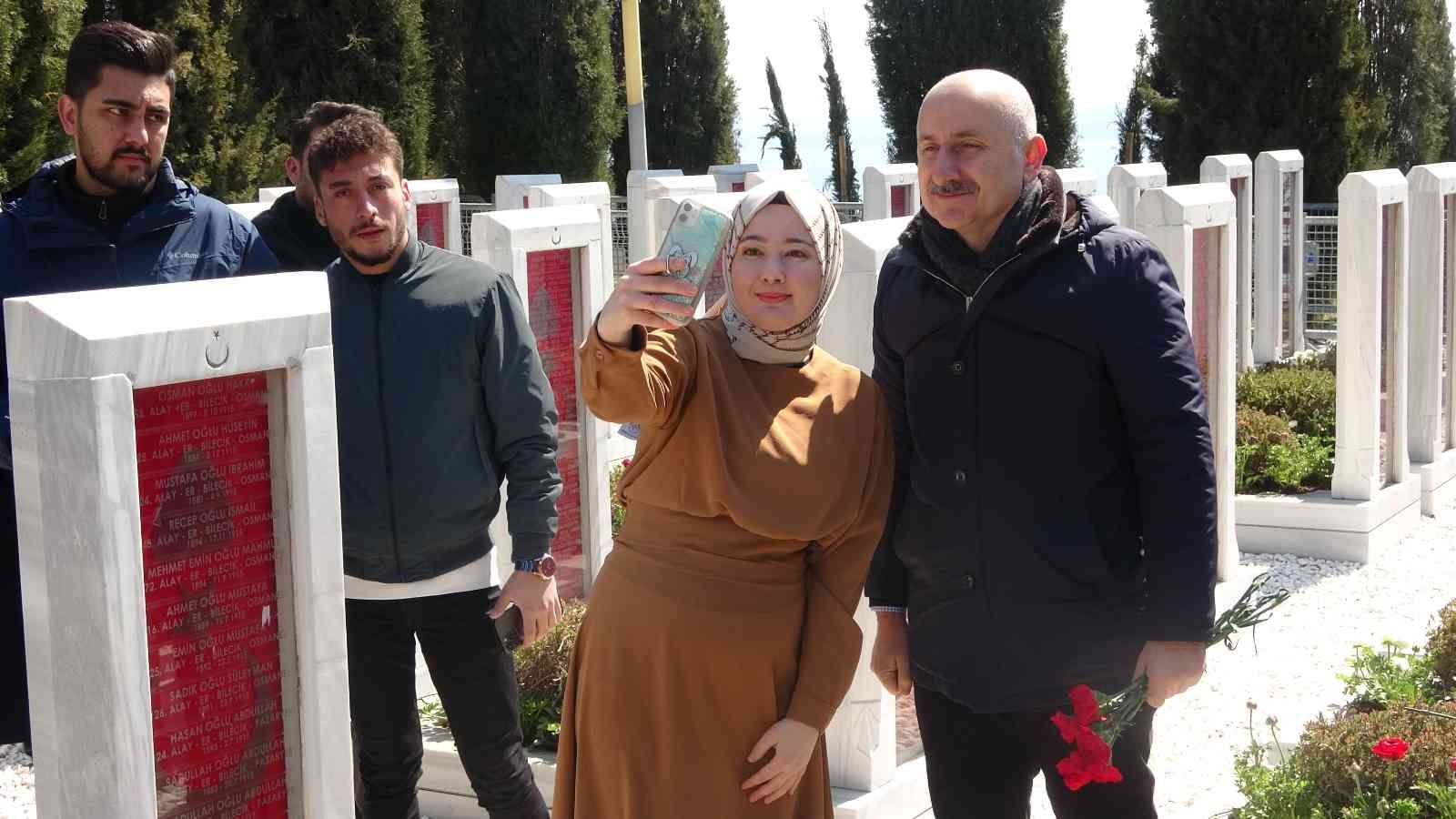 Ulaştırma ve Altyapı Bakanı Adil Karaismailoğlu, Şehitler Abidesi’ni ziyaret edip, temsili şehit mezarlıklarına karanfil bıraktı. Ulaştırma ve ...