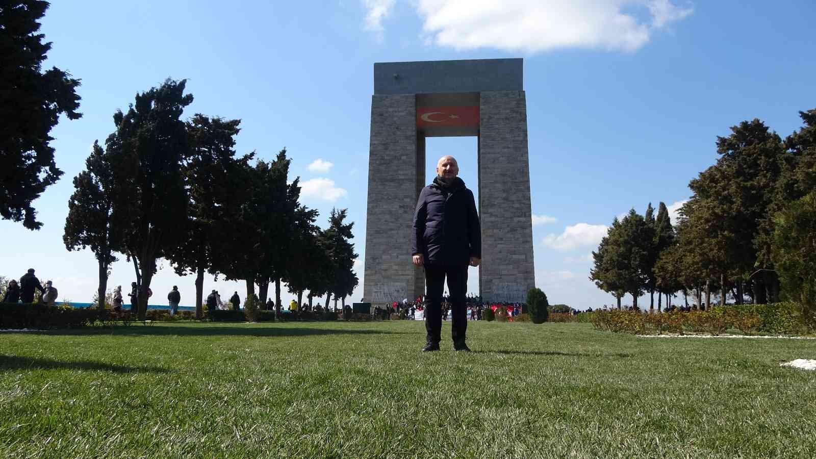 Ulaştırma ve Altyapı Bakanı Adil Karaismailoğlu, Şehitler Abidesi’ni ziyaret edip, temsili şehit mezarlıklarına karanfil bıraktı. Ulaştırma ve ...