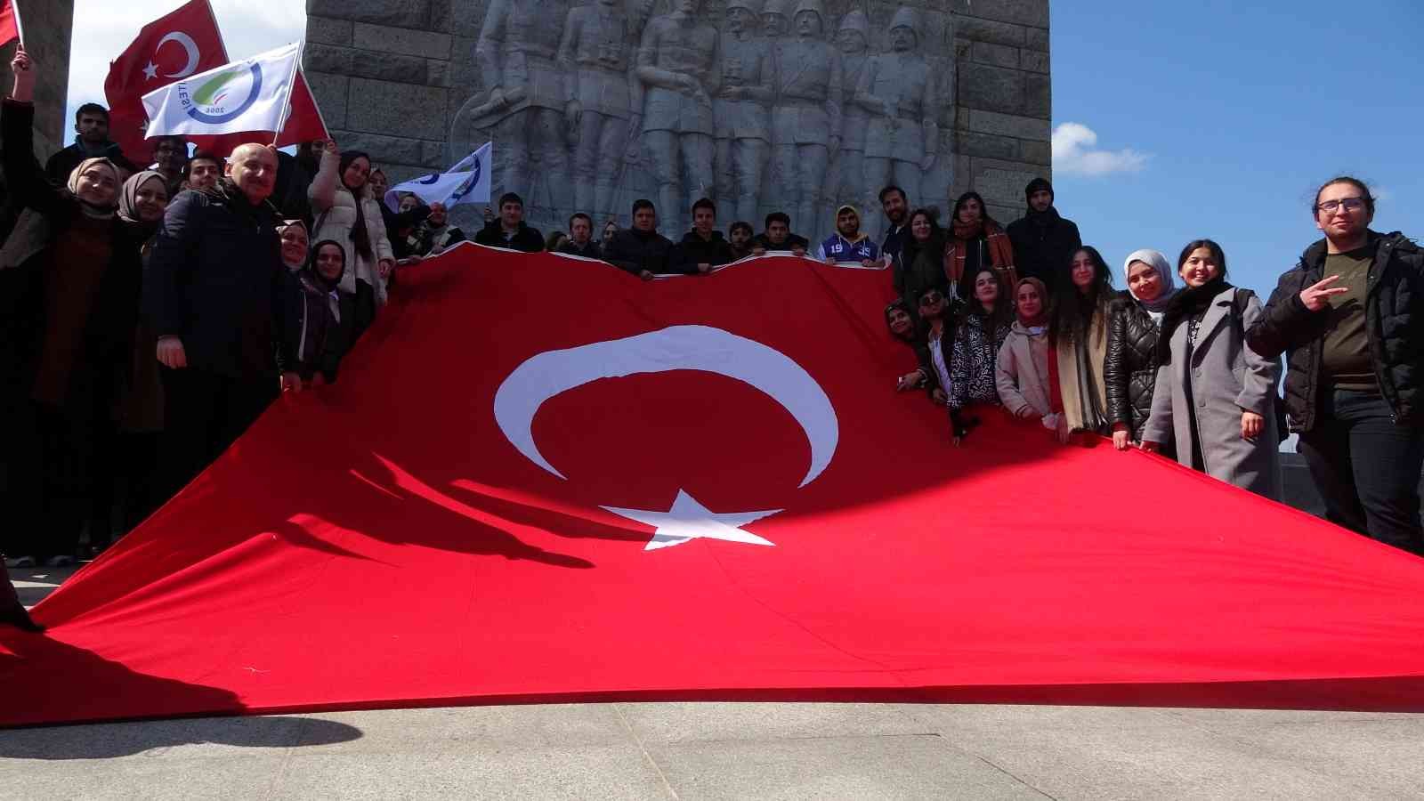 Ulaştırma ve Altyapı Bakanı Adil Karaismailoğlu, Şehitler Abidesi’ni ziyaret edip, temsili şehit mezarlıklarına karanfil bıraktı. Ulaştırma ve ...