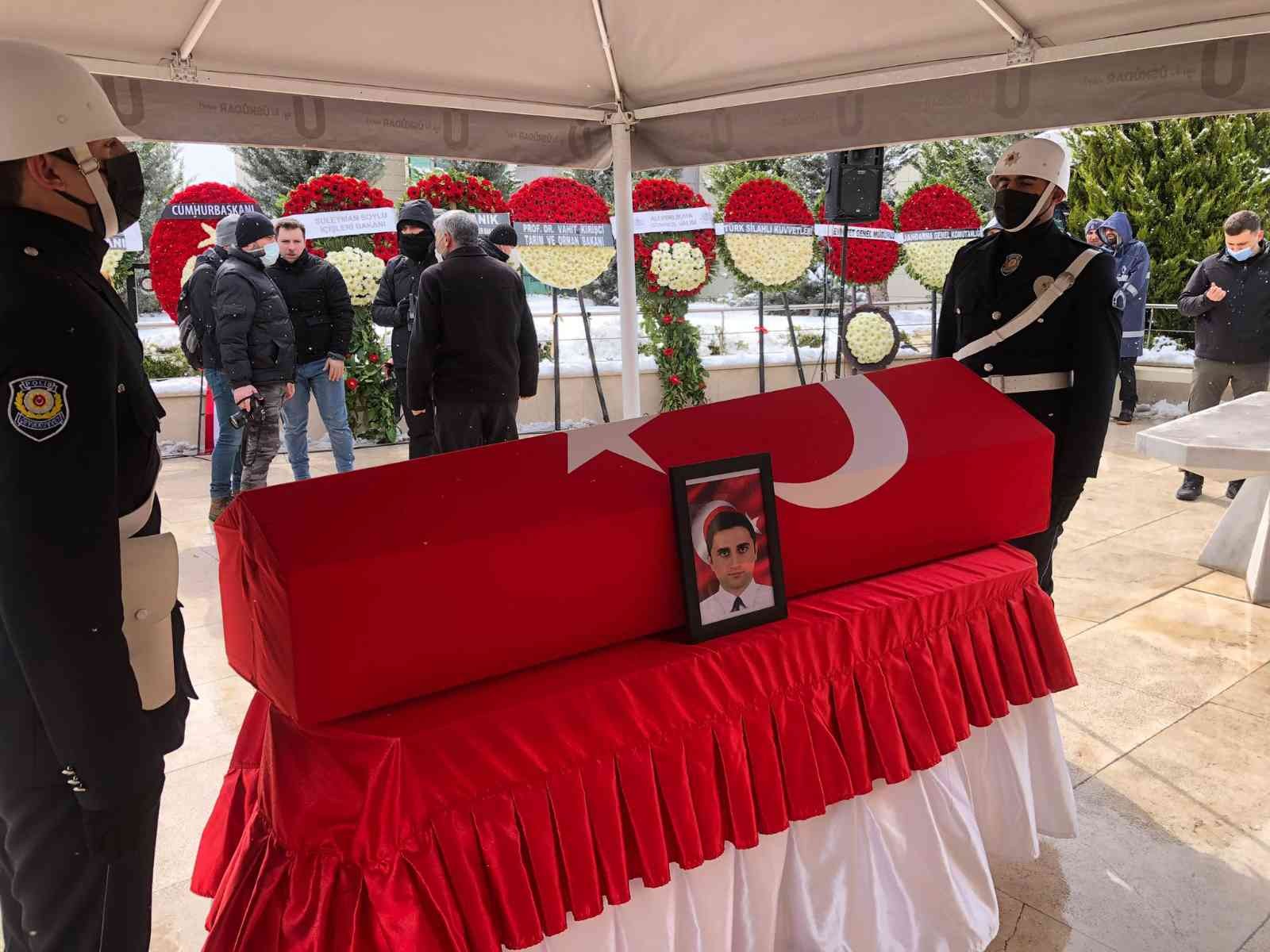 Şanlıurfa’da ’dur’ ihtarına uymayarak kaçan otomobildeki şüphelinin açtığı ateş sonucunda şehit olan Komiser Yardımcısı Abdullah Yasir Binici ...