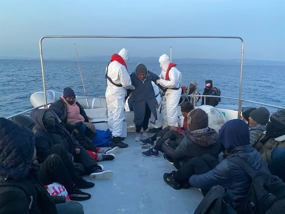 Balıkesir’in Ayvalık ilçesi açıklarında Yunanistan unsurlarınca Türk karasularına geri itilen 30 düzensiz göçmen, Sahil Güvenlik botları ...