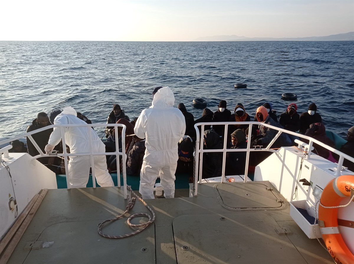 Balıkesir’in Ayvalık ilçesi açıklarında Yunan güçleri tarafından Türk Karasularına geri itilen 35 düzensiz göçmen Sahil Güvenlik botu tarafından ...