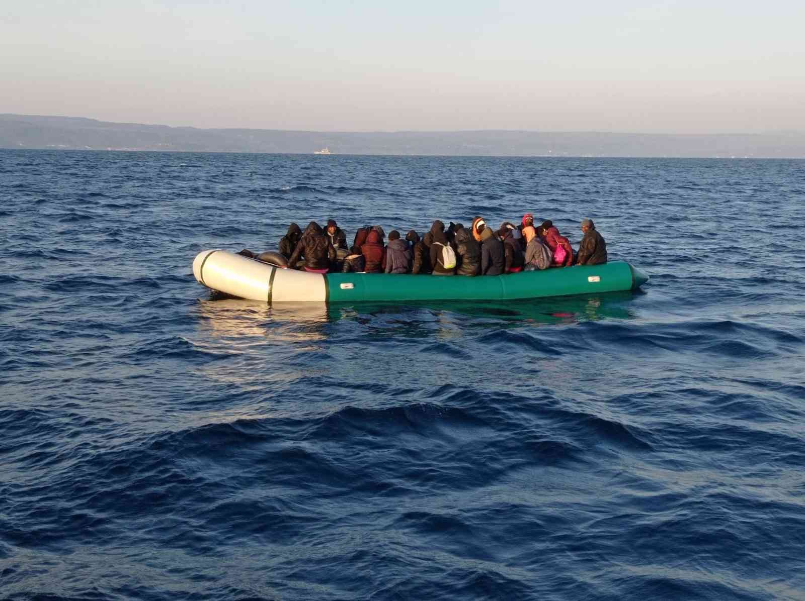 Balıkesir’in Ayvalık ilçesi açıklarında Yunan güçleri tarafından Türk Karasularına geri itilen 35 düzensiz göçmen Sahil Güvenlik botu tarafından ...