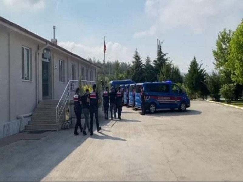 Balıkesir Jandarma İl Komutanlığına bağlı ekipler, Balıkesir merkezli düzenledikleri FETÖ/PDY operasyonunda 26 şüpheliyi gözaltına aldı ...