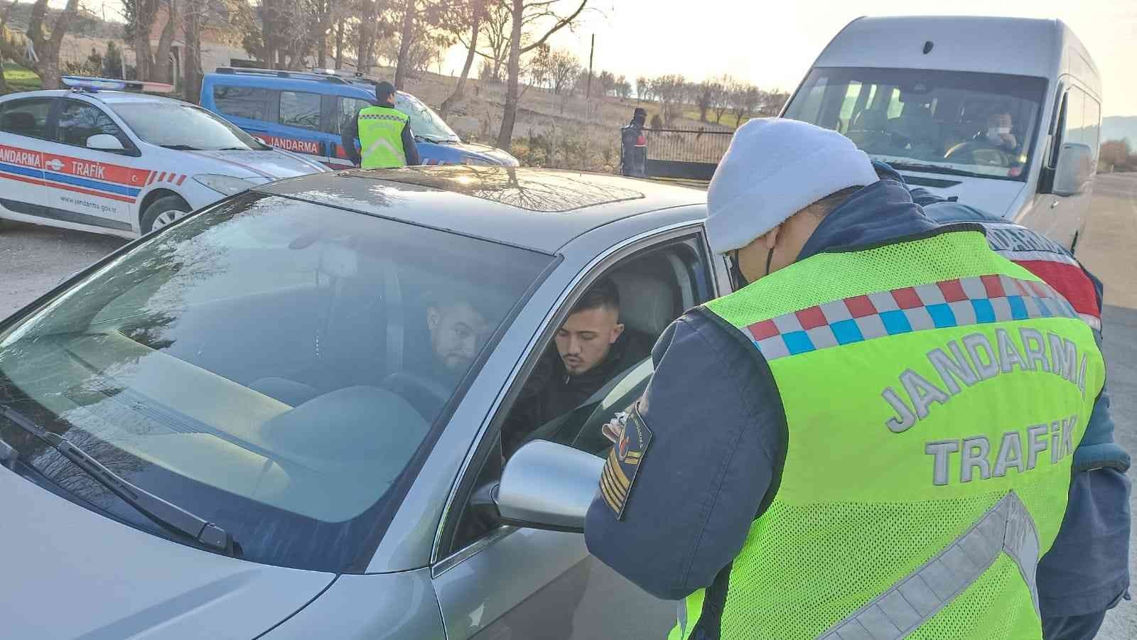 Balıkesir’de polis ve jandarma ekiplerinin il genelinde yaptıkları 2 ayrı asayiş operasyonlarında çeşitli suçlardan aranan 43 şahıs gözaltına ...