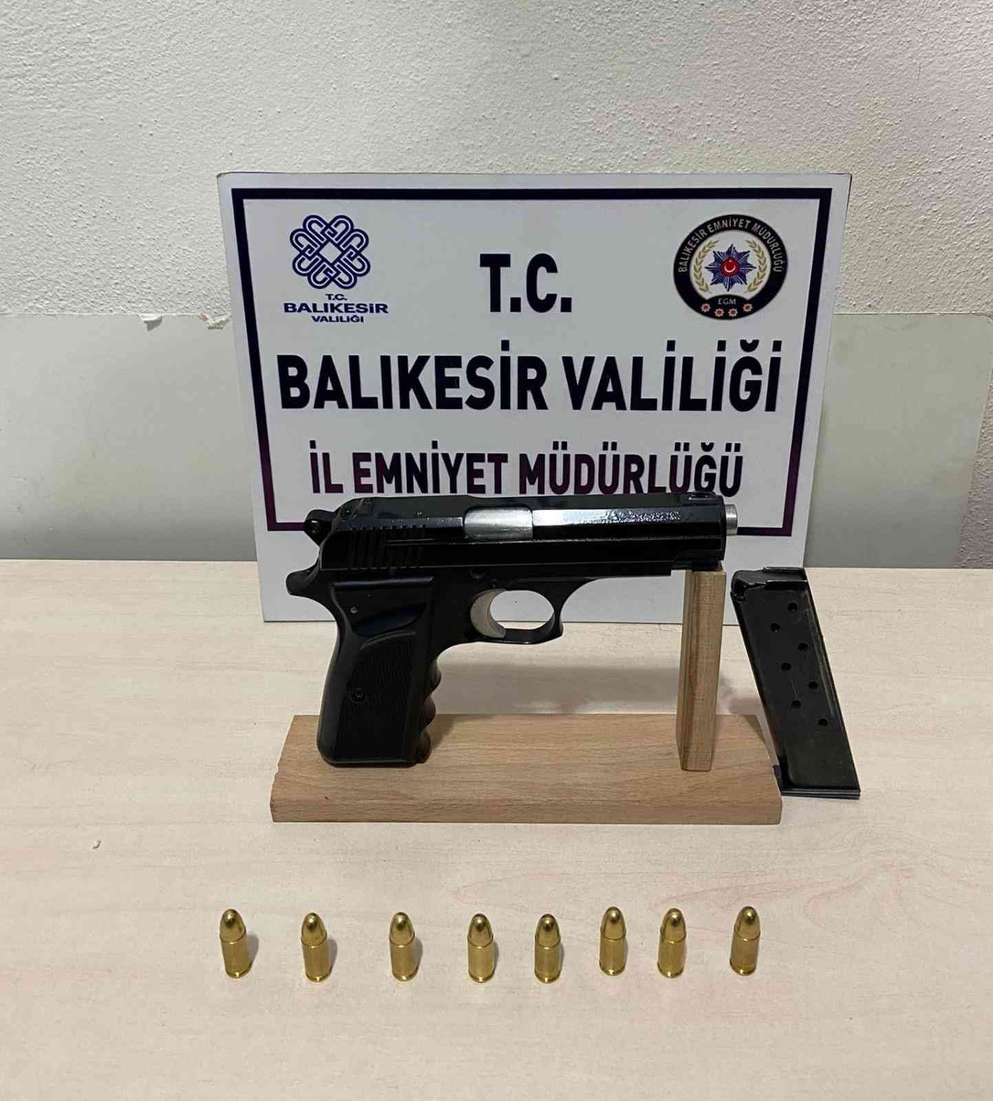 Balıkesir’de polis ve jandarma ekiplerinin il genelinde yaptıkları 2 ayrı asayiş operasyonlarında çeşitli suçlardan aranan 43 şahıs gözaltına ...