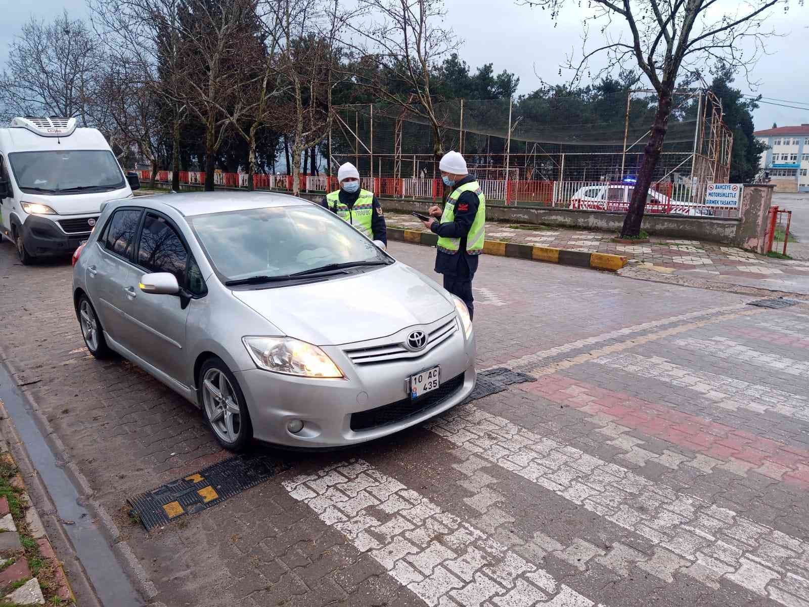 Balıkesir’de polis ve jandarma ekiplerinin ayrı ayrı yaptığı 3 ayrı operasyonda çeşitli suçlardan aranan, uyuşturucu ve kaçak tütün ...