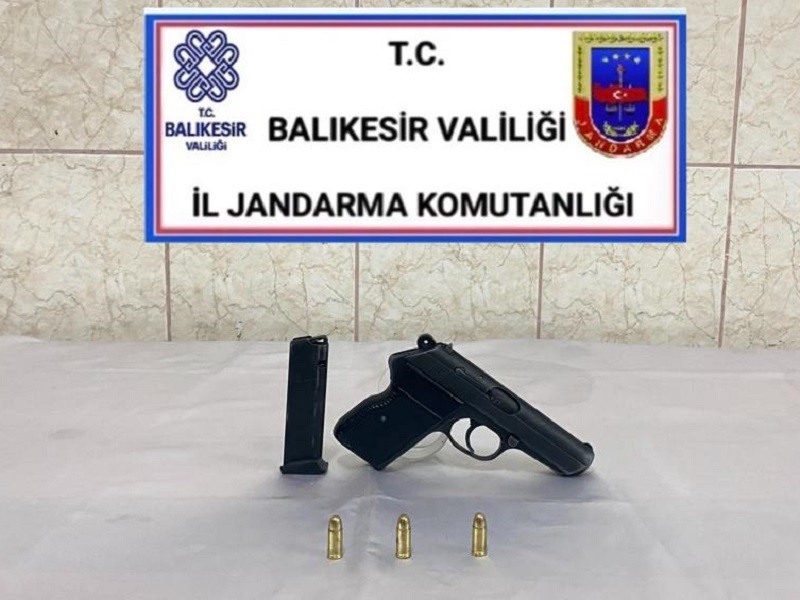 Balıkesir’de polis ve jandarma ekiplerinin ayrı ayrı yaptığı 3 ayrı operasyonda çeşitli suçlardan aranan, uyuşturucu ve kaçak tütün ...