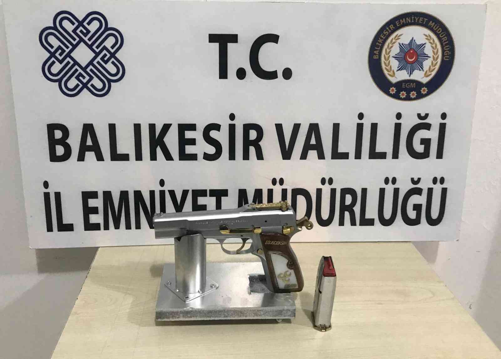 Balıkesir’de polis ve jandarma ekiplerinin ayrı ayrı yaptığı 3 ayrı operasyonda çeşitli suçlardan aranan, uyuşturucu ve kaçak tütün ...