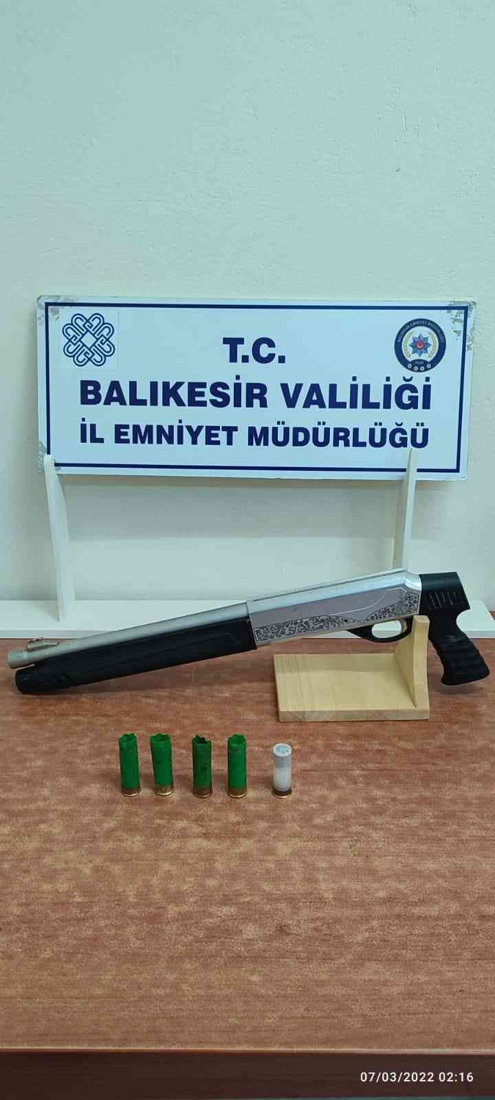 Balıkesir’de polis ve jandarma ekiplerinin ayrı ayrı yaptığı 3 ayrı operasyonda çeşitli suçlardan aranan, uyuşturucu ve kaçak tütün ...