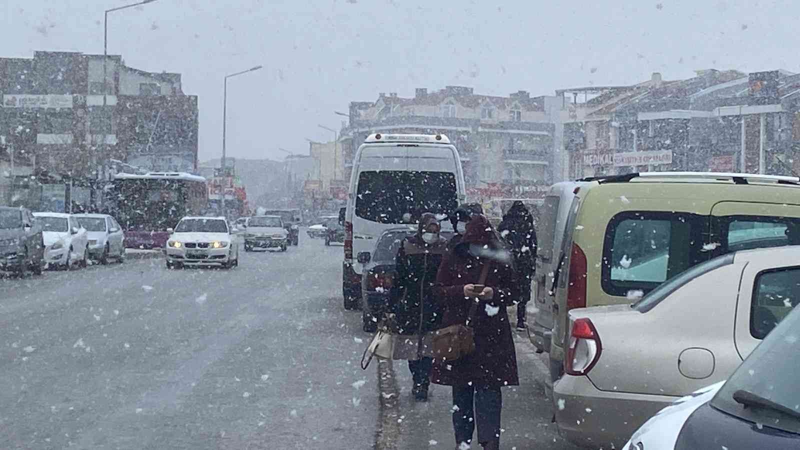 Balıkesir Meteoroloji Genel Müdürlüğü’nün uyarılarının ardından, kentte beklenen kar yağışı, sabahın erken saatlerinde merkez ve birçok ilçede ...