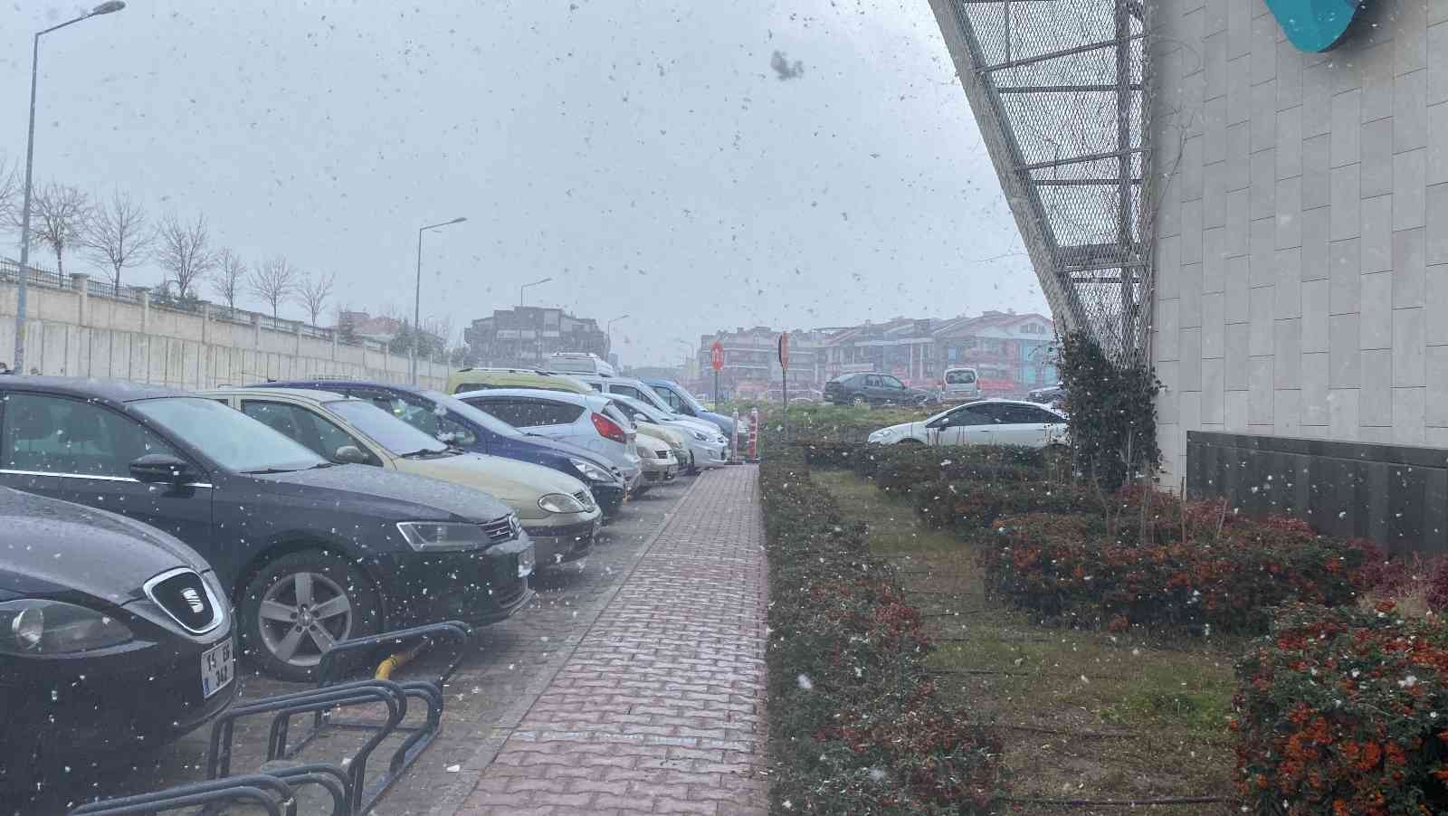 Balıkesir Meteoroloji Genel Müdürlüğü’nün uyarılarının ardından, kentte beklenen kar yağışı, sabahın erken saatlerinde merkez ve birçok ilçede ...