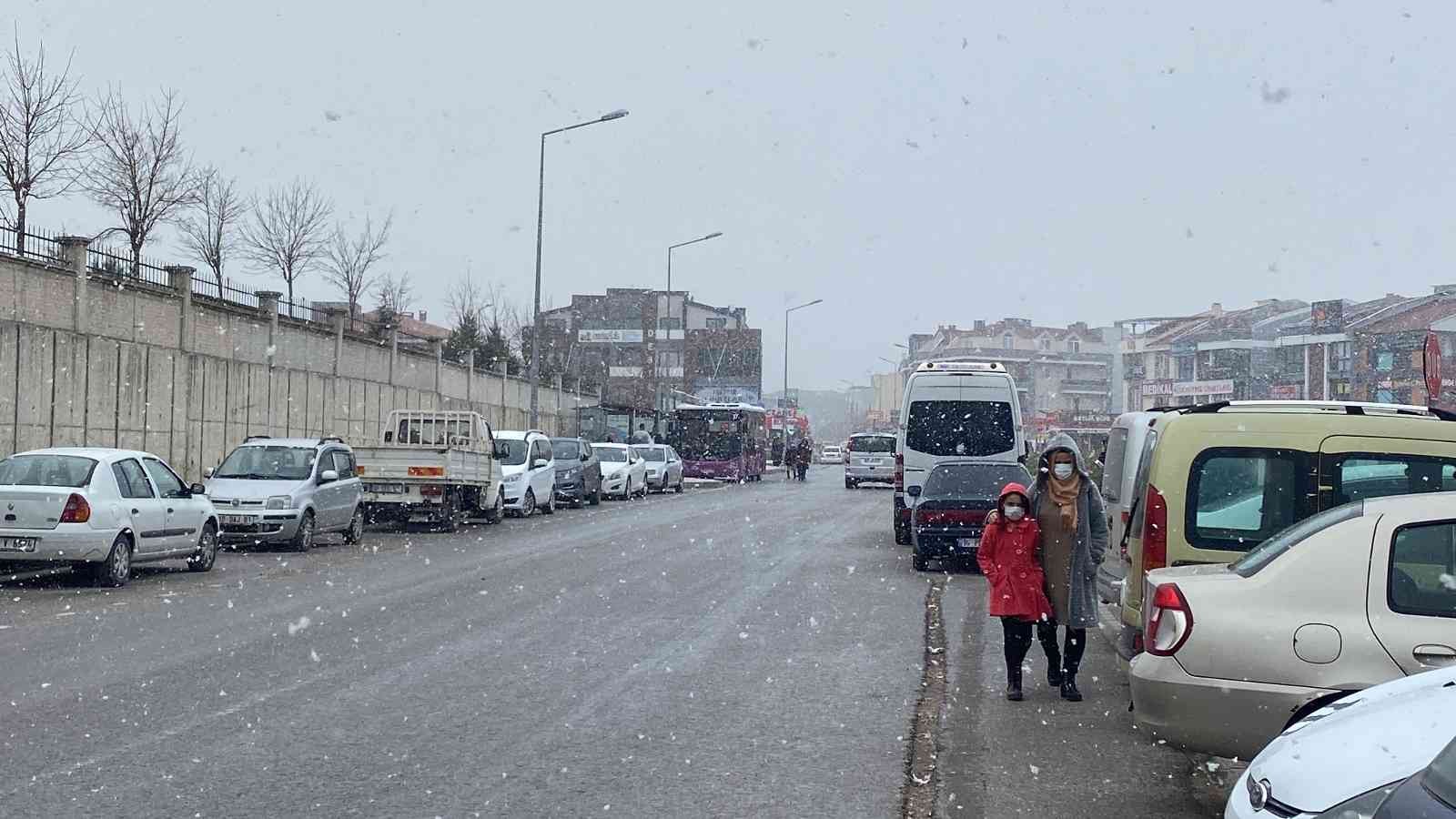 Balıkesir Meteoroloji Genel Müdürlüğü’nün uyarılarının ardından, kentte beklenen kar yağışı, sabahın erken saatlerinde merkez ve birçok ilçede ...