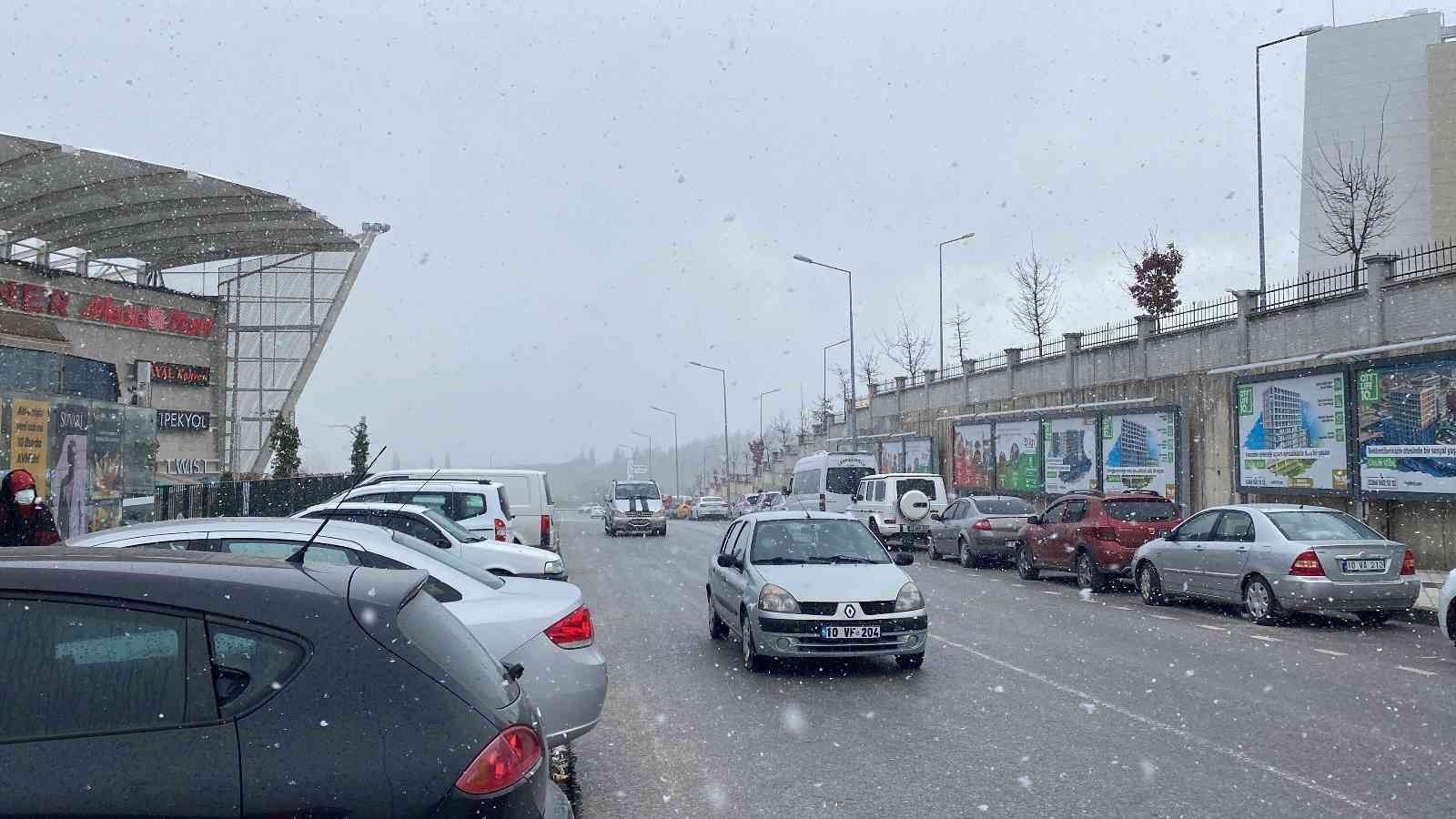 Balıkesir Meteoroloji Genel Müdürlüğü’nün uyarılarının ardından, kentte beklenen kar yağışı, sabahın erken saatlerinde merkez ve birçok ilçede ...