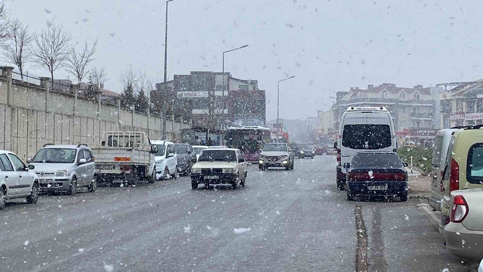 Balıkesir Meteoroloji Genel Müdürlüğü’nün uyarılarının ardından, kentte beklenen kar yağışı, sabahın erken saatlerinde merkez ve birçok ilçede ...