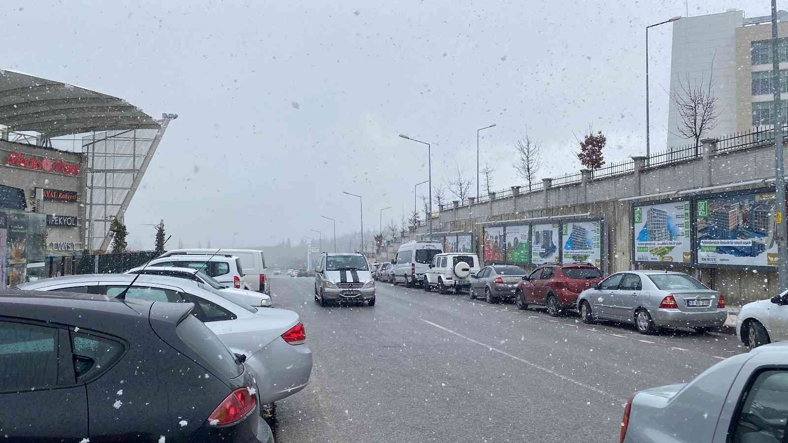 Balıkesir Meteoroloji Genel Müdürlüğü’nün uyarılarının ardından, kentte beklenen kar yağışı, sabahın erken saatlerinde merkez ve birçok ilçede ...