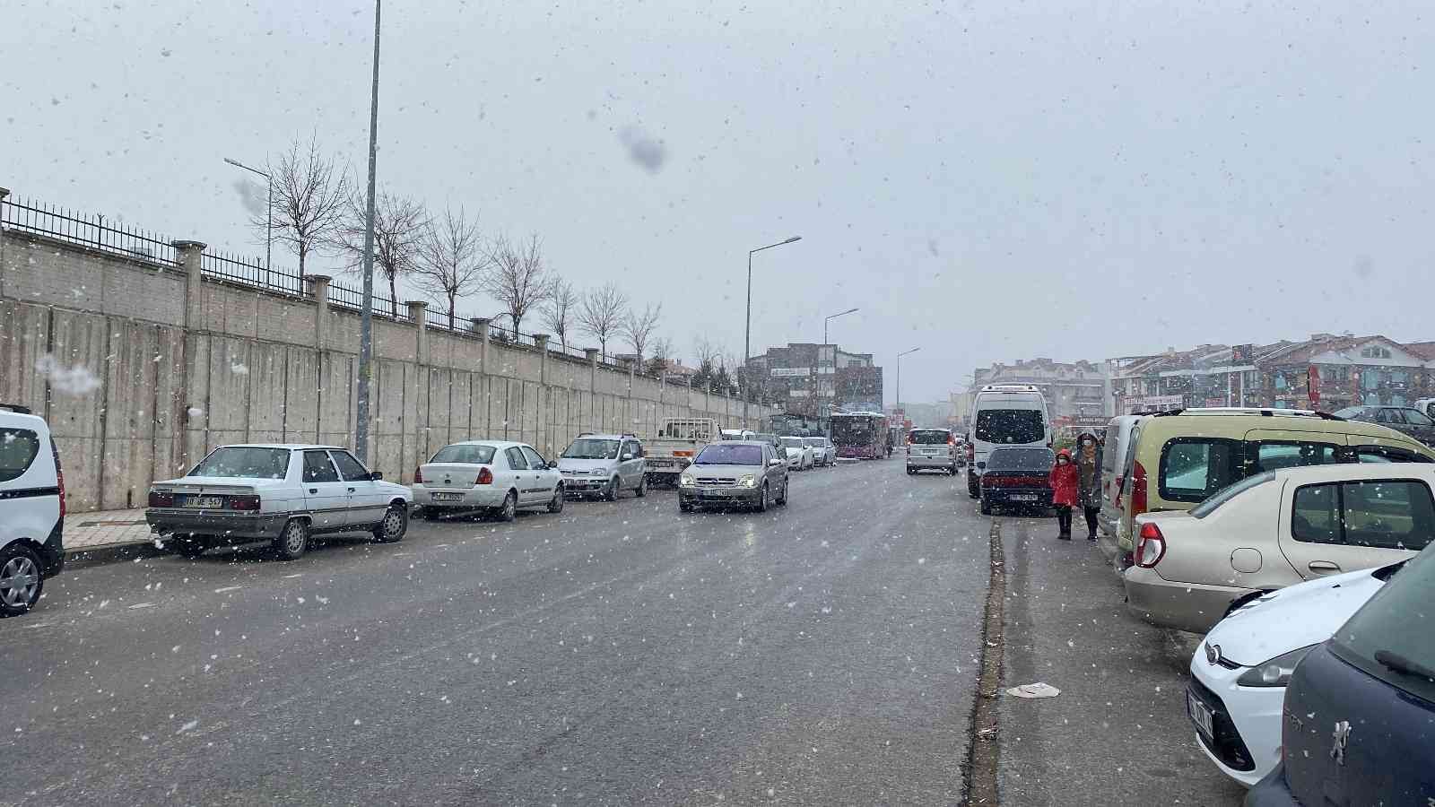 Balıkesir Meteoroloji Genel Müdürlüğü’nün uyarılarının ardından, kentte beklenen kar yağışı, sabahın erken saatlerinde merkez ve birçok ilçede ...