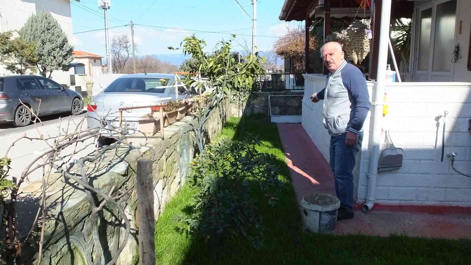 Burhaniye ilçesinde, çiçek hırsızı genç kadın, güvenlik kamerasına yakalandı. Edinilen bilgiye göre, Enver Güreli Caddesi 2037 sokakta oturan 60 ...