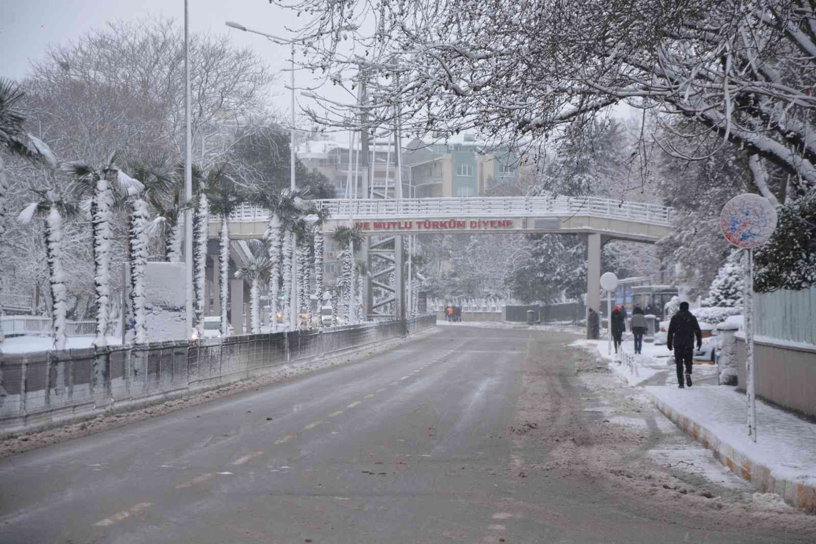 Balıkesir’de dün başlayan ve gece boyunca aralıklarla devam eden kar yağışı hayatı zorlaştırıyor. Sabah bembeyaz bir şehre uyanan Balıkesirliler ...