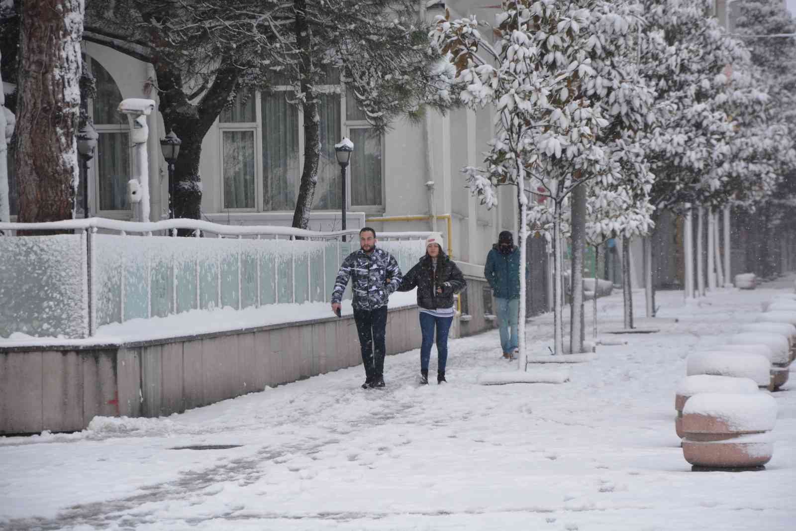 Balıkesir’de dün başlayan ve gece boyunca aralıklarla devam eden kar yağışı hayatı zorlaştırıyor. Sabah bembeyaz bir şehre uyanan Balıkesirliler ...