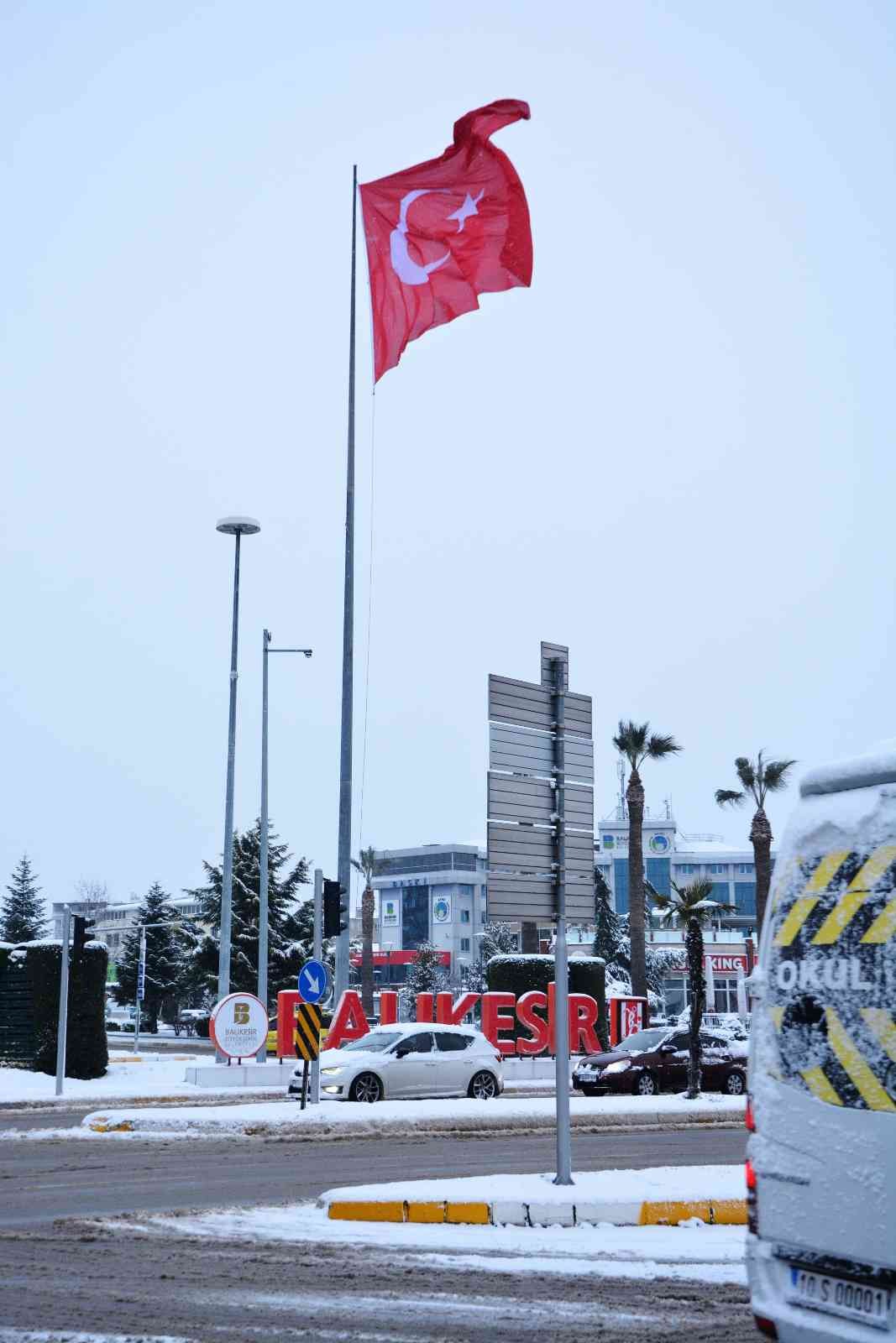 Balıkesir’de dün başlayan ve gece boyunca aralıklarla devam eden kar yağışı hayatı zorlaştırıyor. Sabah bembeyaz bir şehre uyanan Balıkesirliler ...