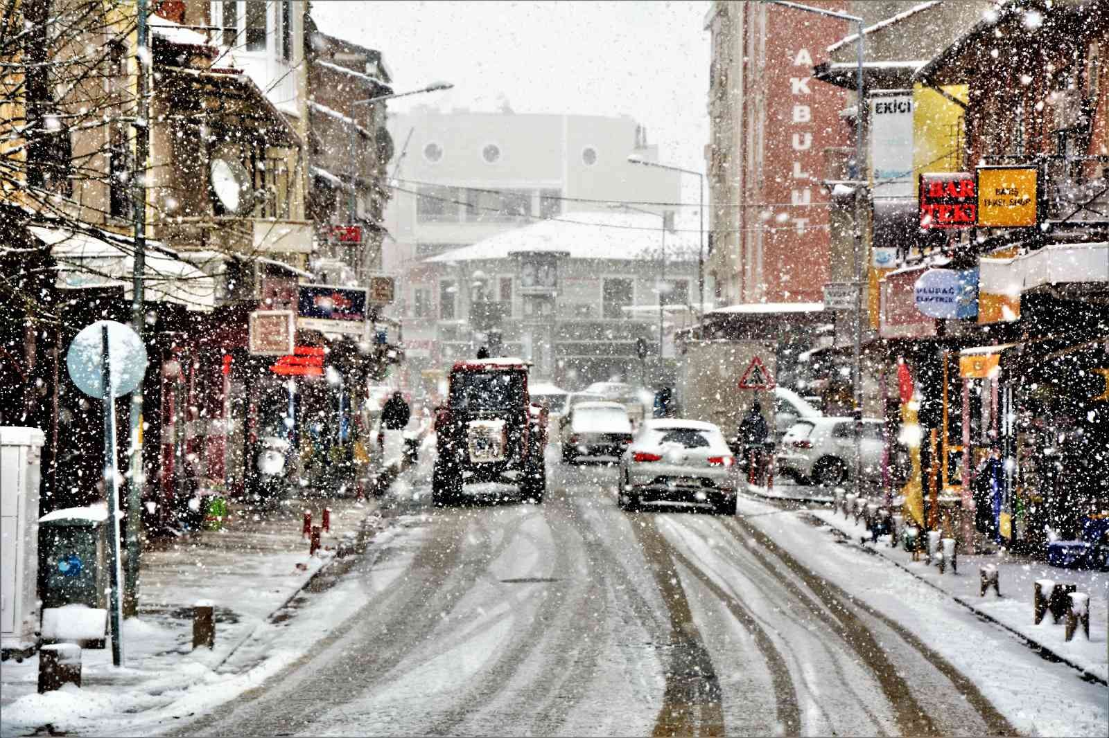 Balıkesir’in Sındırgı ilçesinde kar yağışında kartpostallık görüntüler oluştu. Mart ayında yağan kar, Sındırgı ilçe merkezini de beyaza bürüdü ...