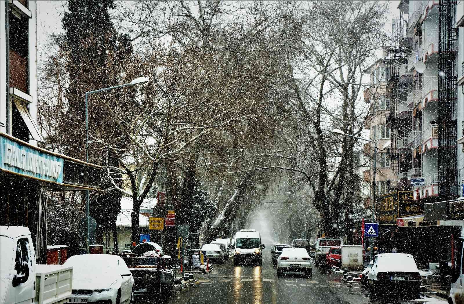 Balıkesir’in Sındırgı ilçesinde kar yağışında kartpostallık görüntüler oluştu. Mart ayında yağan kar, Sındırgı ilçe merkezini de beyaza bürüdü ...