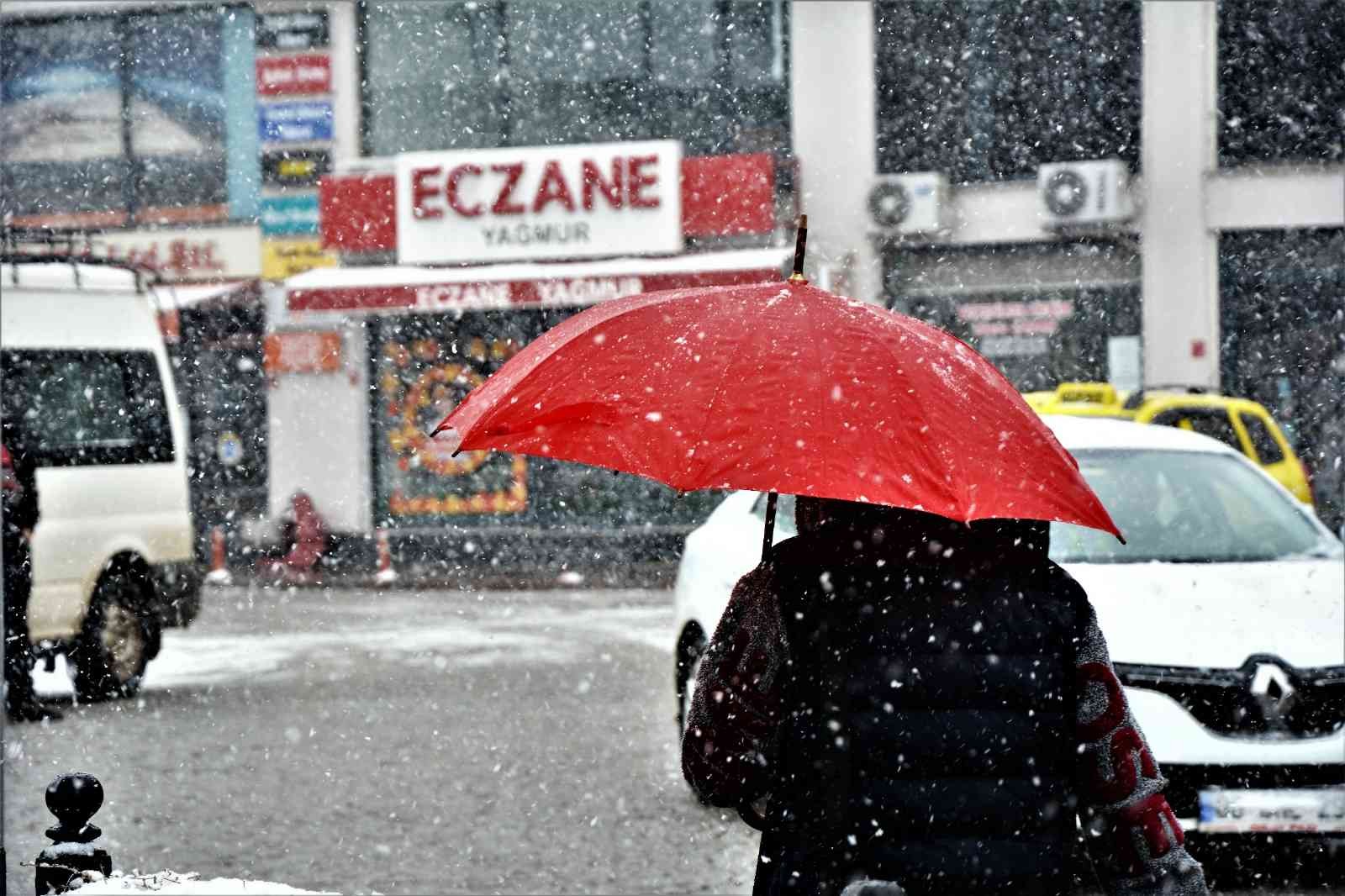 Balıkesir’in Sındırgı ilçesinde kar yağışında kartpostallık görüntüler oluştu. Mart ayında yağan kar, Sındırgı ilçe merkezini de beyaza bürüdü ...